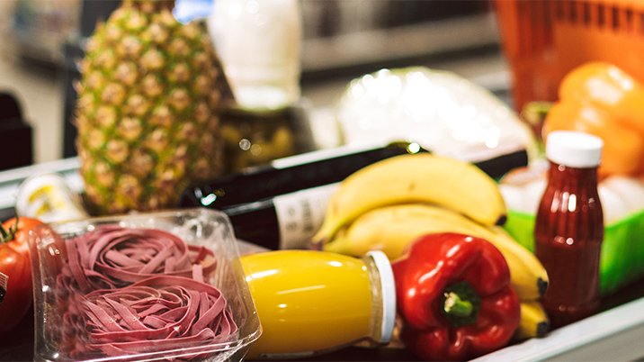 Atik manje nan yon kès makèt